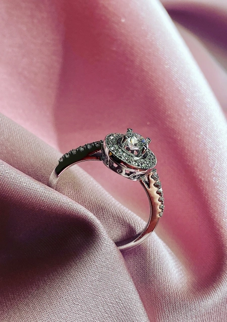 Bague GIRALDA en or blanc 18 carats avec diamants.