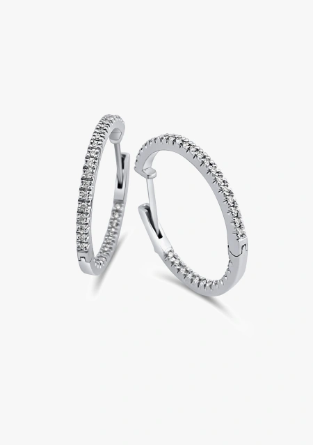 Brincos MIDI ROUND HOOPS em ouro 18 quilates e diamantes.