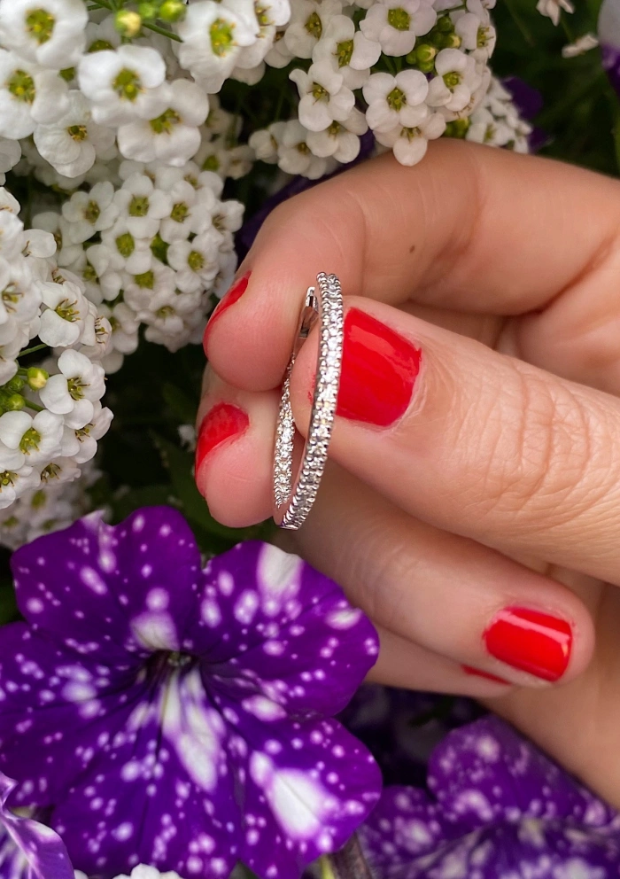 Brincos MIDI ROUND HOOPS em ouro 18 quilates e diamantes.