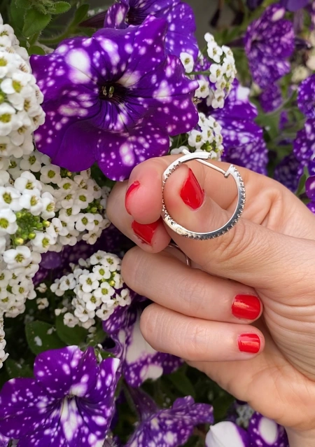 Brincos MIDI ROUND HOOPS em ouro 18 quilates e diamantes.