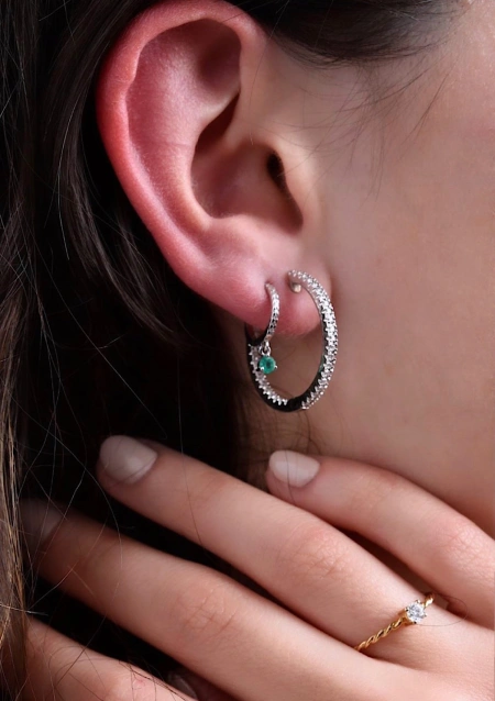 Brincos MIDI ROUND HOOPS em ouro 18 quilates e diamantes.