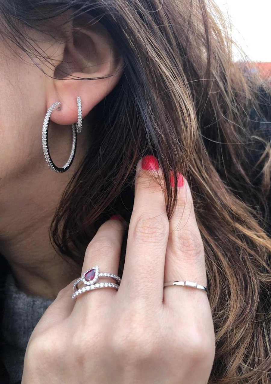 Brincos BIG ROUND HOOPS em ouro 18 quilates com diamantes.