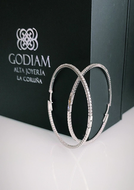 Pendientes XTRA BIG ROUND HOOPS en oro de 18K y diamantes|Novedades|Godiam Alta Joyería
