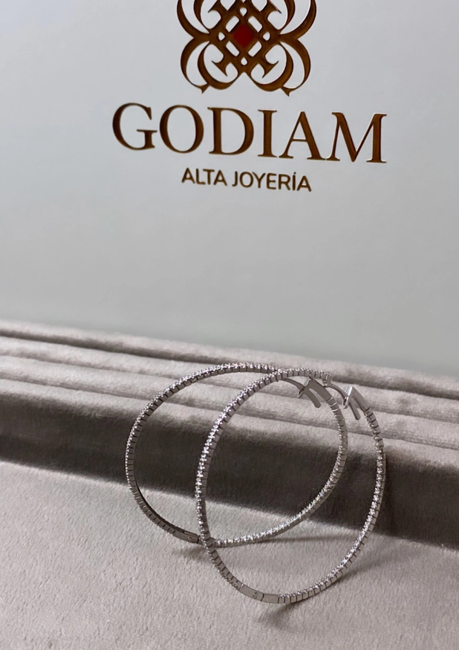 Boucles d'oreilles XTRA BIG ROUND HOOPS or 18K et diamants.