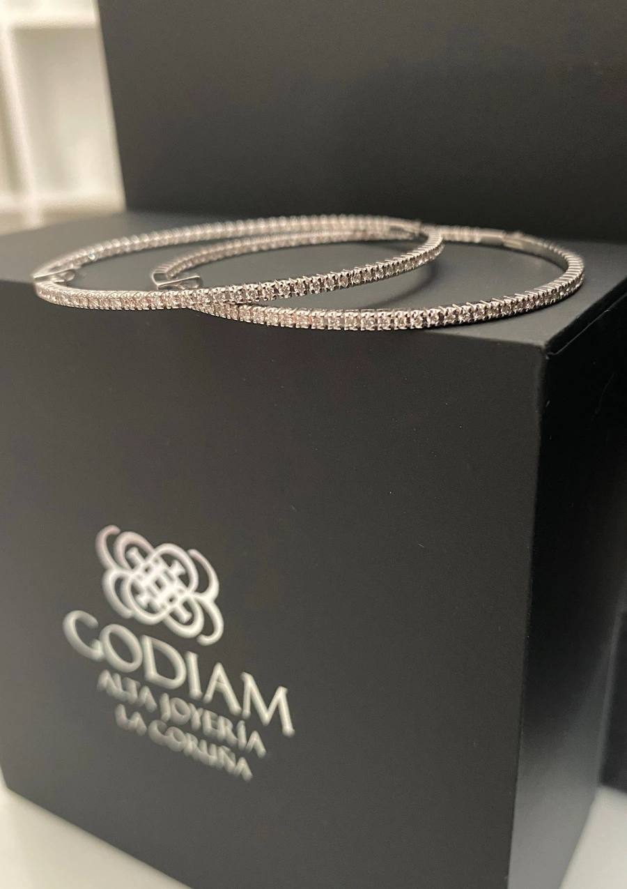 Boucles d'oreilles XTRA BIG ROUND HOOPS or 18K et diamants.