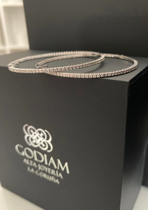 Boucles d'oreilles XTRA BIG ROUND HOOPS or 18K et diamants.