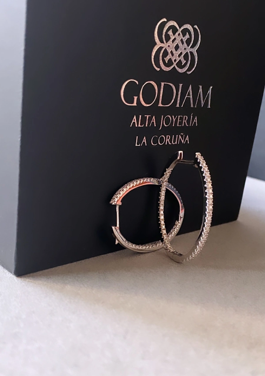 Boucles d'oreilles BIG OVAL HOOPS en or 18K et diamants.