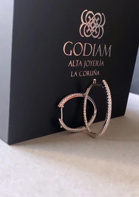 Boucles d'oreilles BIG OVAL HOOPS en or 18K et diamants.