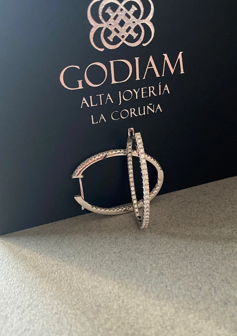 Boucles d'oreilles BIG OVAL HOOPS en or 18K et diamants.