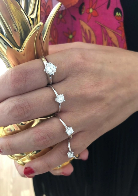 Bague solitaire GAZELLE en or blanc 18 carats avec diamant.