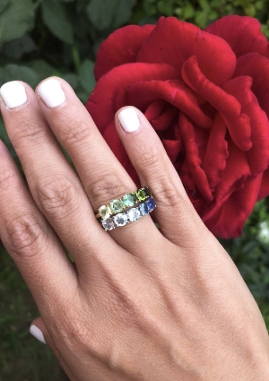 Bague demi-éternité BLUE DEGRADÊ en or blanc 18 carats avec topazes bleues et saphirs taille brillant 2