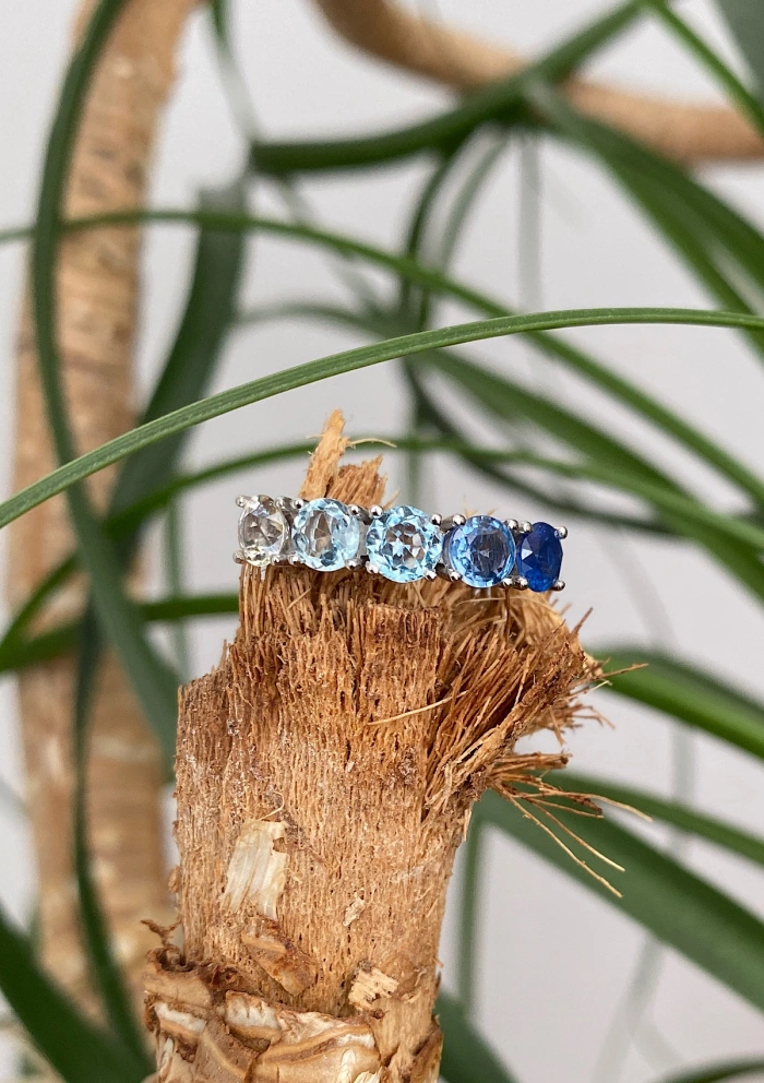 BLUE DEGRADÊ 18K white gold blue sapphires & topaces ring.
