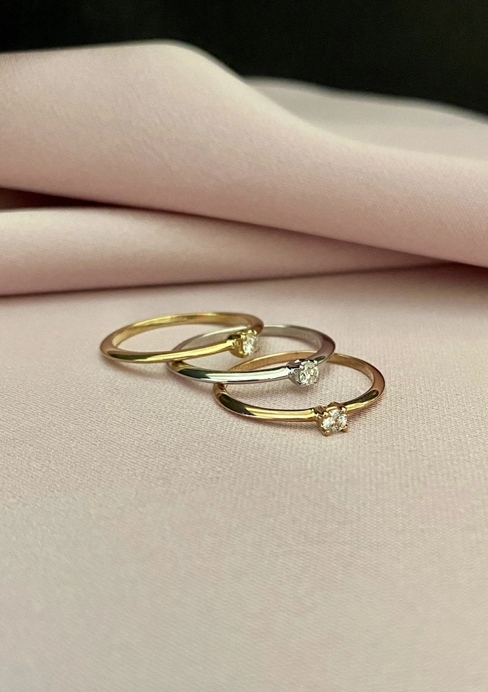 SUNFLOWER 18K yellow gold diamond solitaire ring.