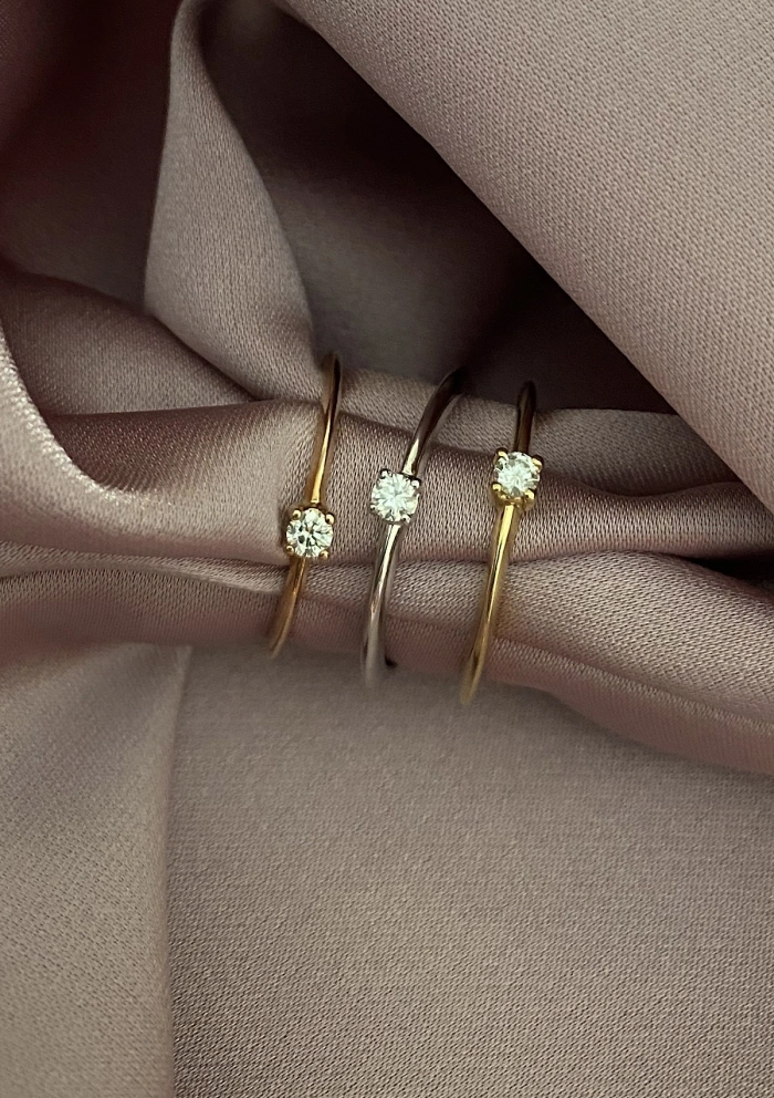 SUNFLOWER 18K yellow gold diamond solitaire ring.