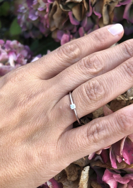 SUNFLOWER 18K white gold diamond solitaire ring.