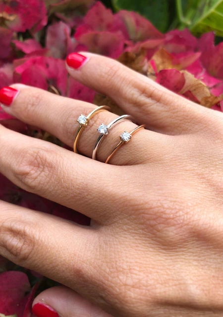 SUNFLOWER 18K white gold diamond solitaire ring.