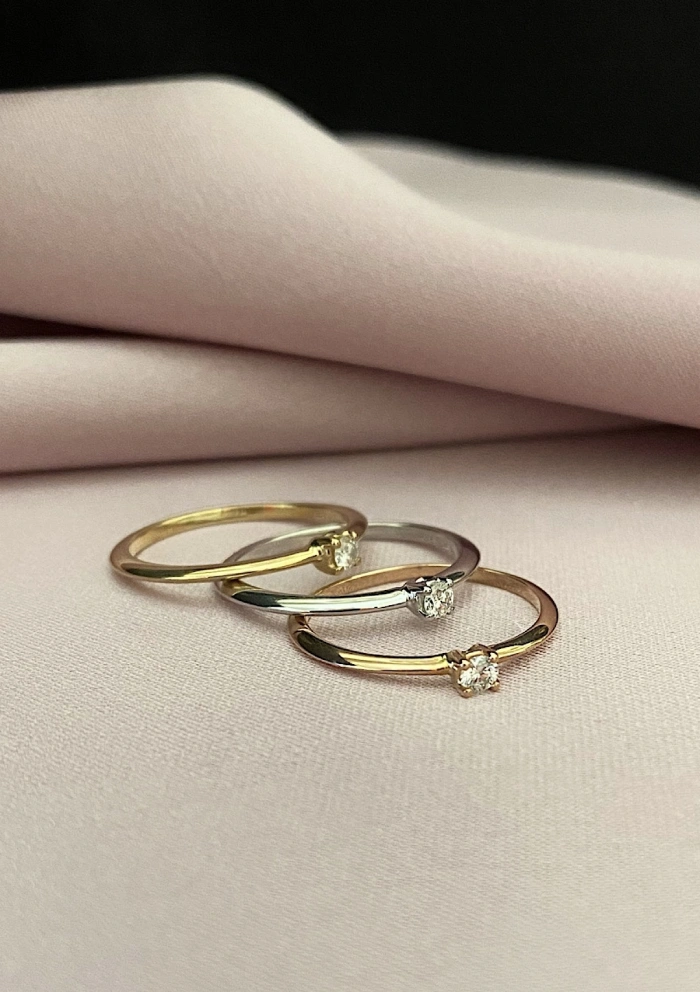 SUNFLOWER 18K white gold diamond solitaire ring.