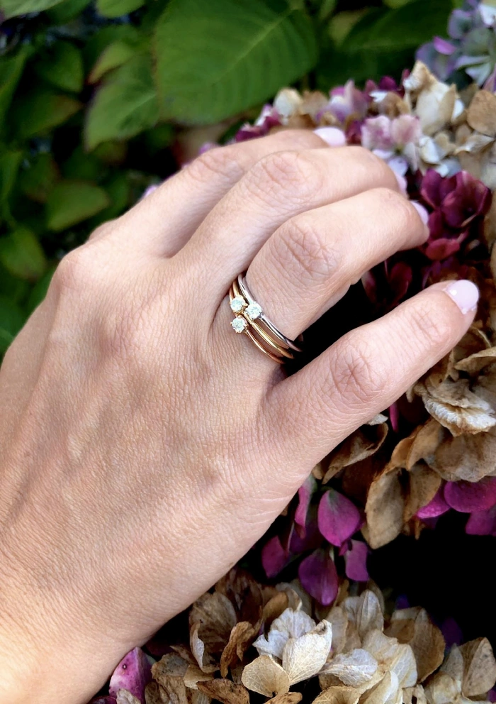 SUNFLOWER 18K white gold diamond solitaire ring.
