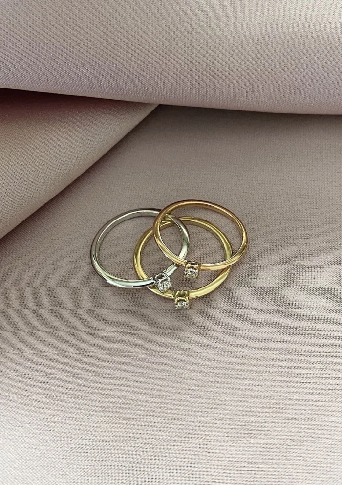 SUNFLOWER 18K white gold diamond solitaire ring.