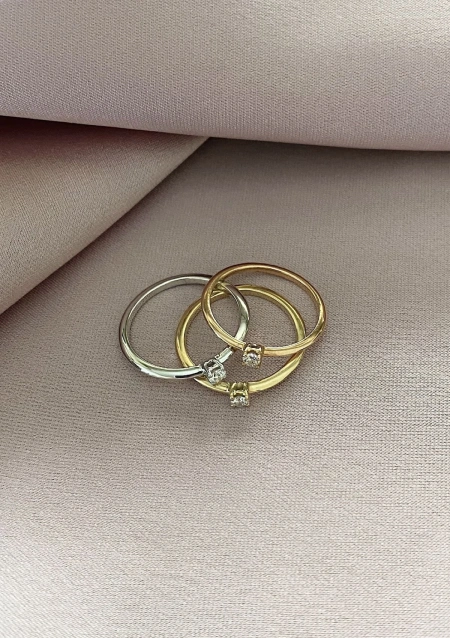 SUNFLOWER 18K white gold diamond solitaire ring.