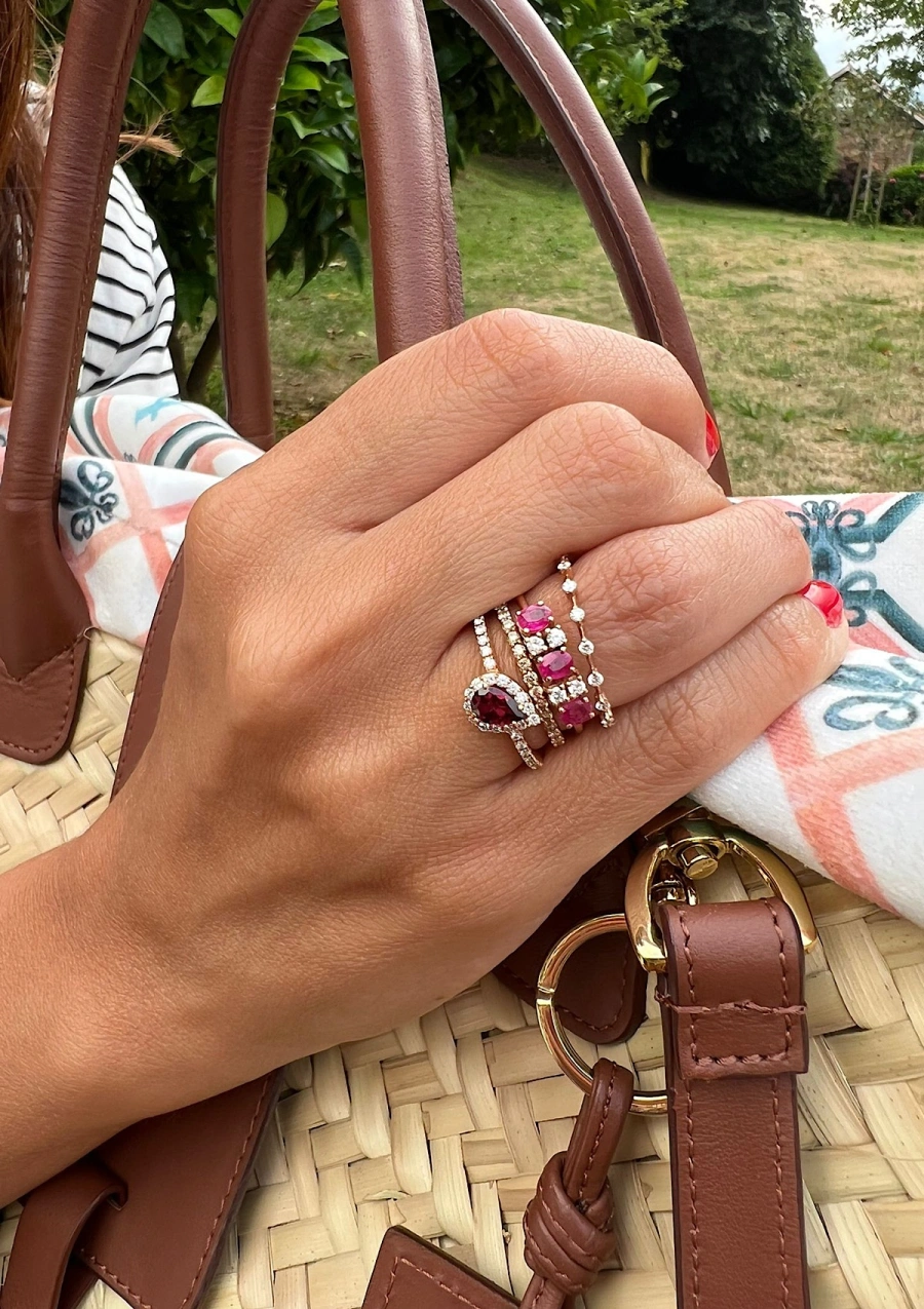 Anel LAURA em ouro rosa 18 quilates com diamantes e rubis.