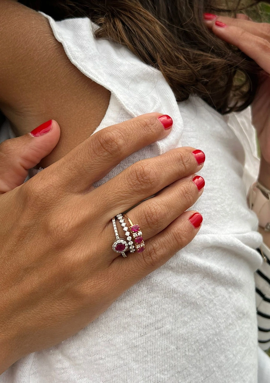 Anel LAURA em ouro rosa 18 quilates com diamantes e rubis.