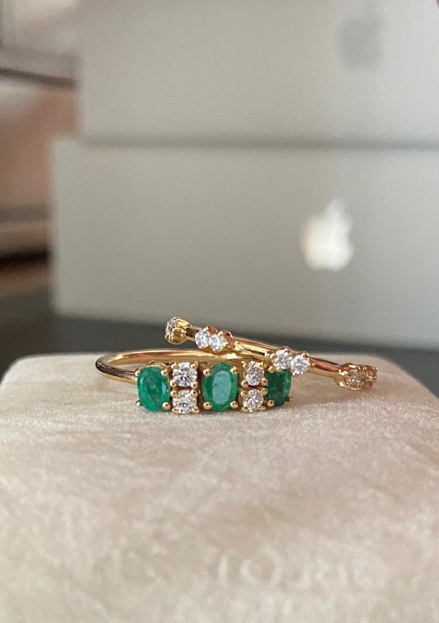 Anel LAURA em ouro amarelo 18K diamantes e esmeraldas.