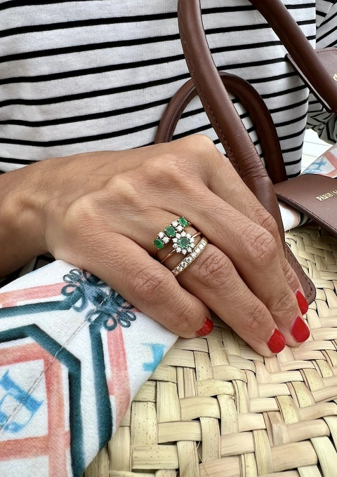 Anel LAURA em ouro amarelo 18K diamantes e esmeraldas.