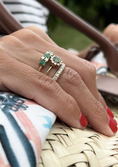 Anillo LAURA en oro amarillo de 18K con diamantes y esmeraldas|Anillos con Esmeraldas|Godiam Alta Joyería