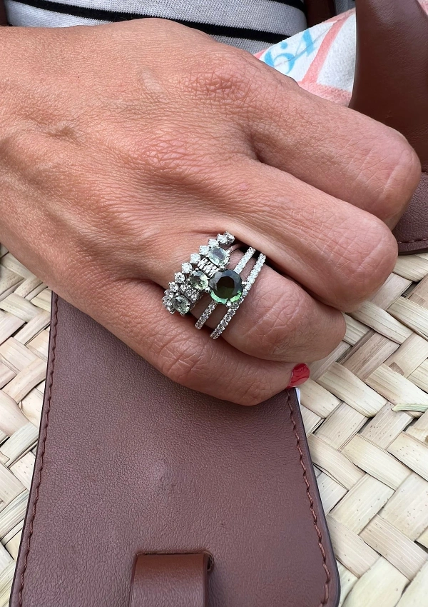 Anillo LAURA en oro blanco de 18K con diamantes talla brillante y turmalinas verdes ovales 2