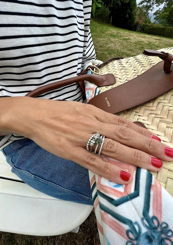 Anel LAURA em ouro branco 18K com diamantes e turmalinas.