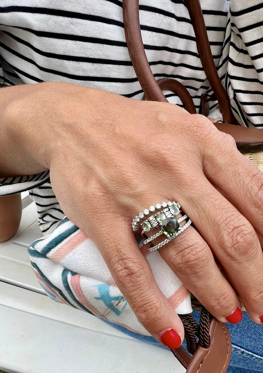 Bague LAURA en or blanc 18K avec diamants et tourmalines.