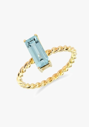 Precioso anillo de aro trenzado realizado en oro amarillo de Primera Ley con un aguamarina talla baguette