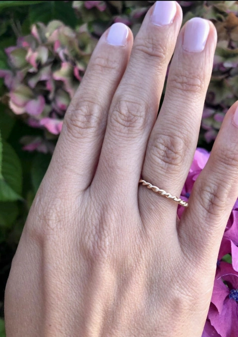 Aliança TRENZA em ouro rosa 18K com aro entrançado.