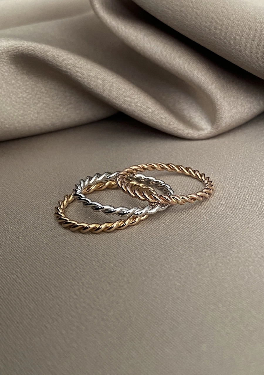 Aliança TRENZA em ouro rosa 18K com aro entrançado.