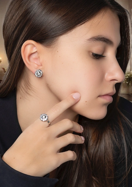 Anillo MARTINA en oro de 18 quilates y orla de diamantes|Anillos de Compromiso|Godiam Alta Joyería