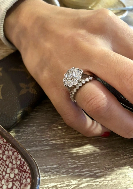 MARTINA 18K gold with brilliant cut diamonds rosette ring.