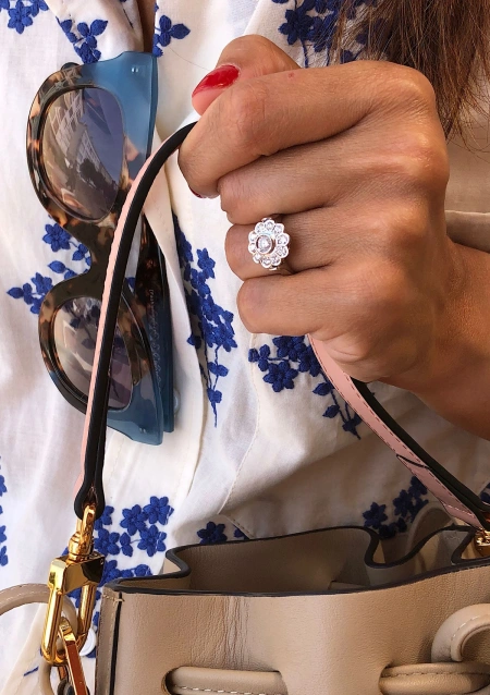 MARTINA 18K gold with brilliant cut diamonds rosette ring.