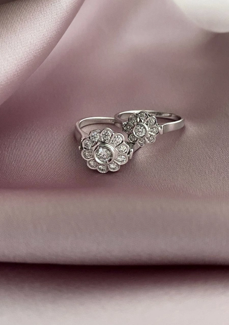 MARTINA 18K gold with brilliant cut diamonds rosette ring.