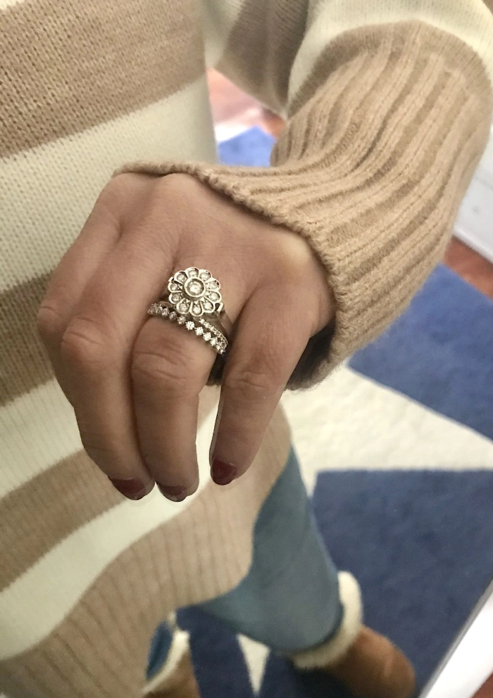 MARTINA 18K gold with brilliant cut diamonds rosette ring.