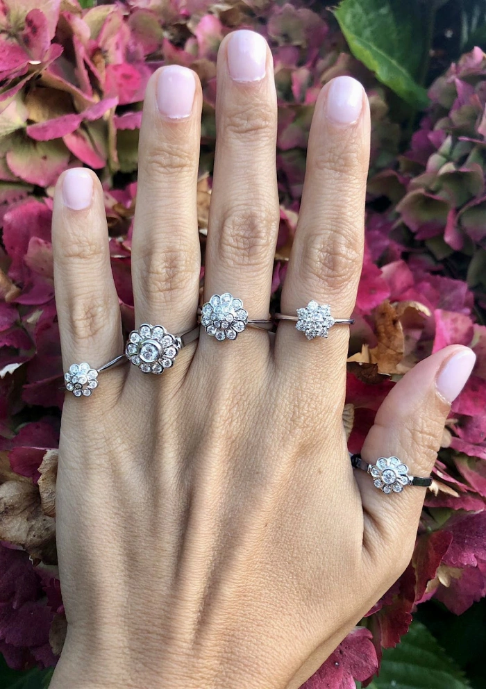 Anillo MARTINA en oro de 18 quilates y orla de diamantes|Anillos de Compromiso|Godiam Alta Joyería