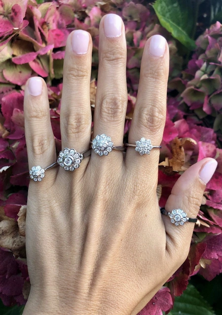 Anillo MARTINA en oro de 18 quilates y orla de diamantes|Anillos de Compromiso|Godiam Alta Joyería