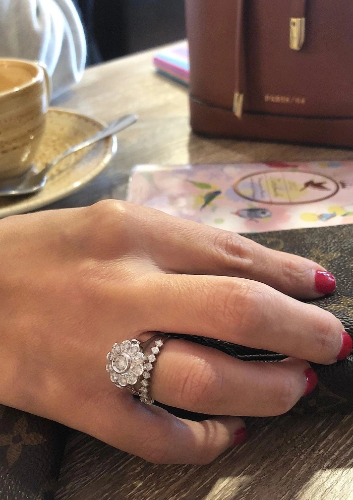 MARTINA 18K gold with brilliant cut diamonds rosette ring.
