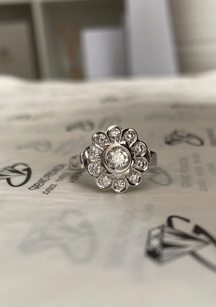 MARTINA 18K gold with brilliant cut diamonds rosette ring.