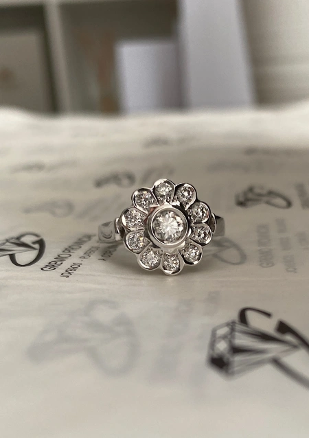 MARTINA 18K gold with brilliant cut diamonds rosette ring.