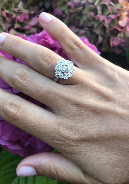 MARTINA 18K gold with brilliant cut diamonds rosette ring.