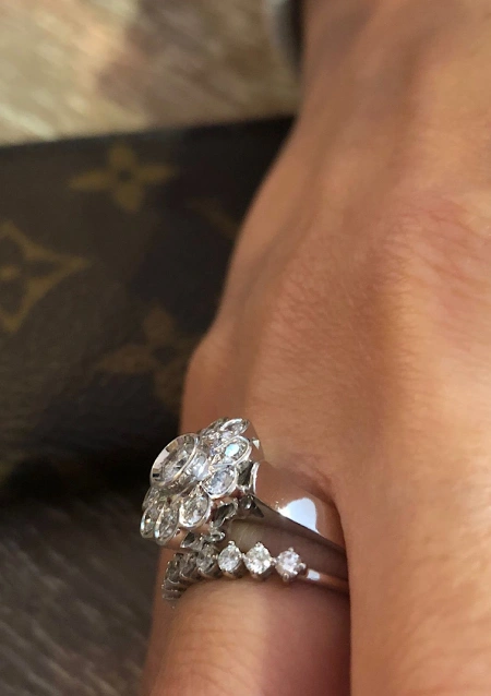 MARTINA 18K gold with brilliant cut diamonds rosette ring.