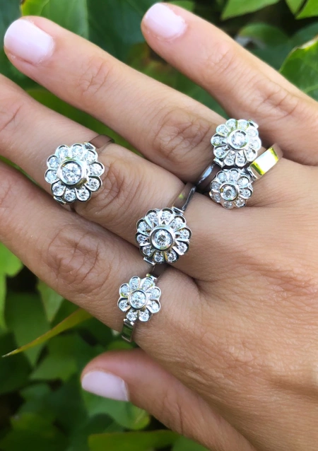 MARTINA 18K gold with brilliant cut diamonds rosette ring.