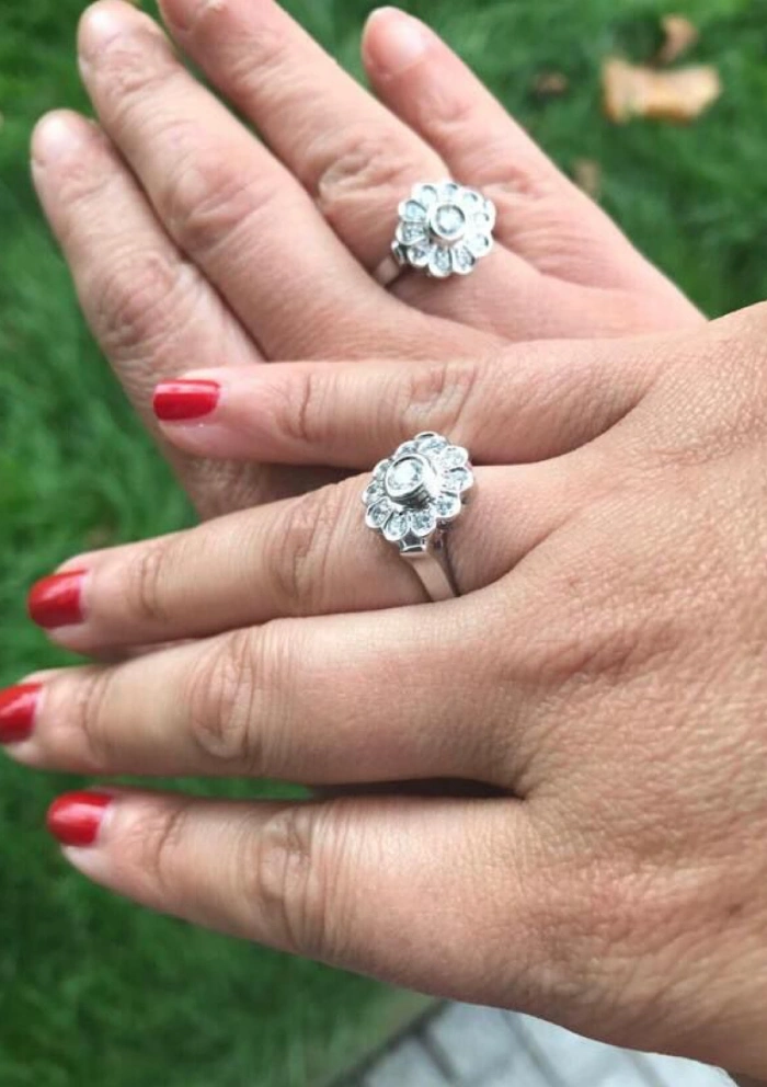 Anillo MARTINA en oro de 18 quilates y orla de diamantes|Anillos de Compromiso|Godiam Alta Joyería