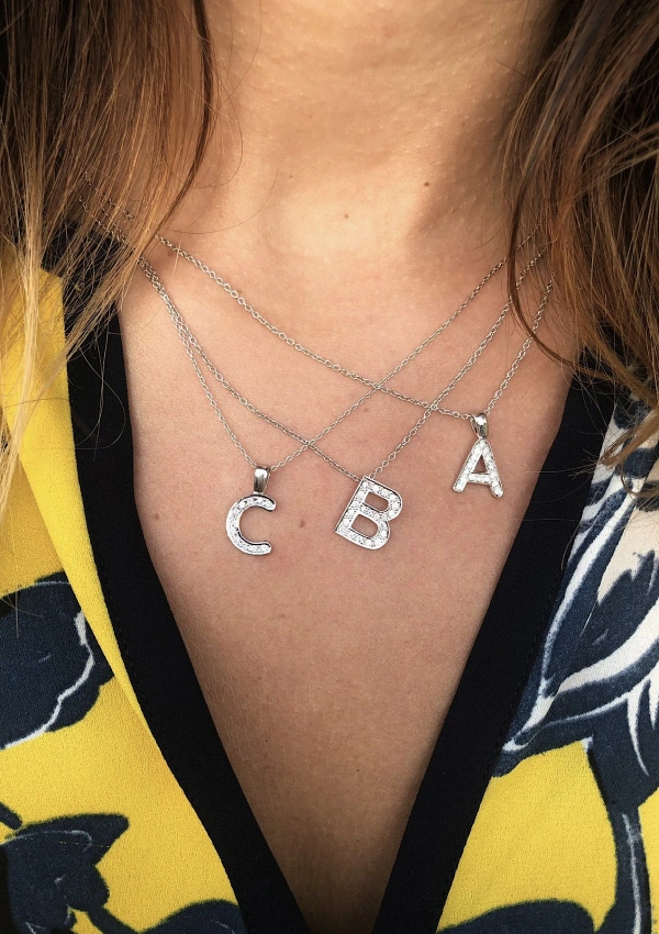 Pendentif INITIALE A maxi avec chaîne en or blanc 18 carats et diamants taille brillant 2